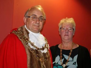 Councillor Granville Morris ist der neue Bürgermeister (Mayor) der englischen Partnerstadt Rossendale, ihm zur Seite, als "Mayoress" steht seine Ehefrau Susann Morris - Foto: Rossendale 