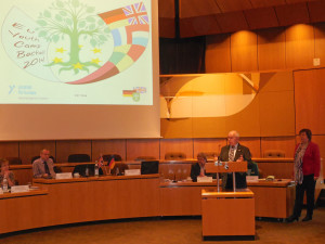 Karl Gerd Geßner, Vorsitzender der Deutsch-Britischen Gesellschaft Bocholt berichtet bei der Tagung in Göttingen vom Europäischen Youth Camp 2014